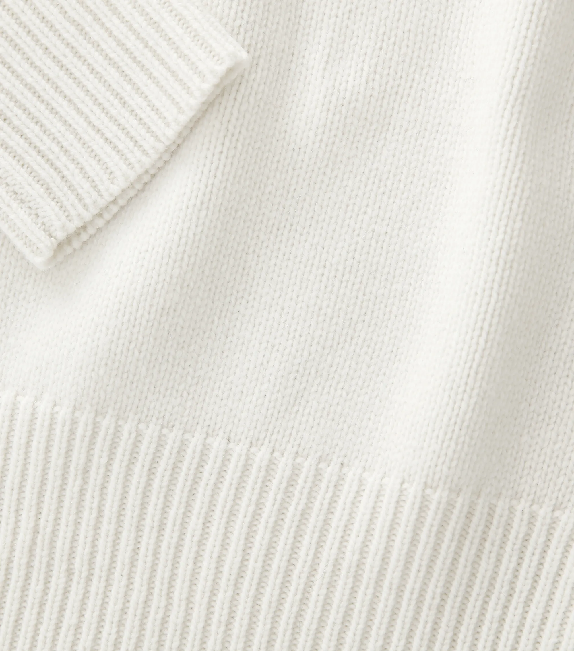 YULE TURTLE NECK PULLOVER</p>Snow White